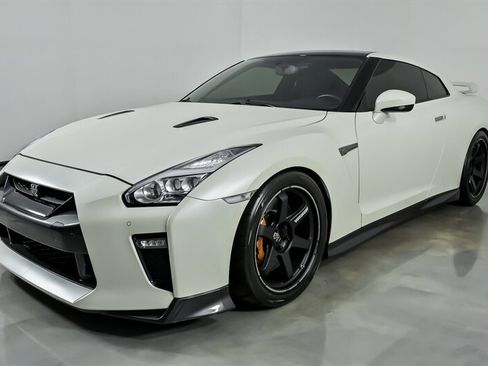 Used 2017 Nissan GT-R Premium AWD/4WD image 6