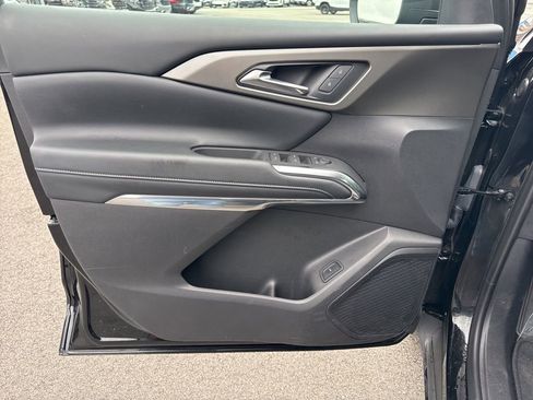 Used 2025 Chevrolet Traverse LT image 26