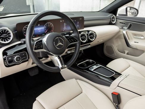 Used 2025 Mercedes-Benz CLA 250 image 4
