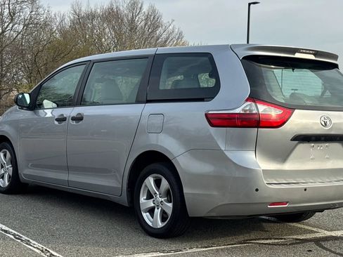 Used 2015 Toyota Sienna L image 5