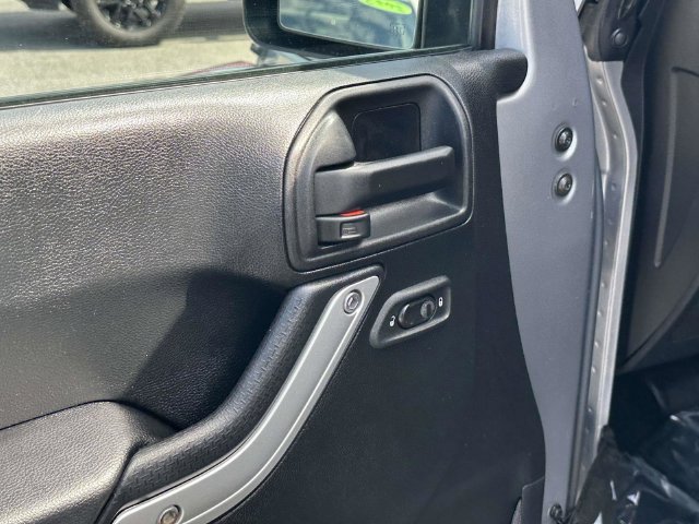 Used 2017 Jeep Wrangler Sahara w/ Connectivity Group AWD/4WD image 13