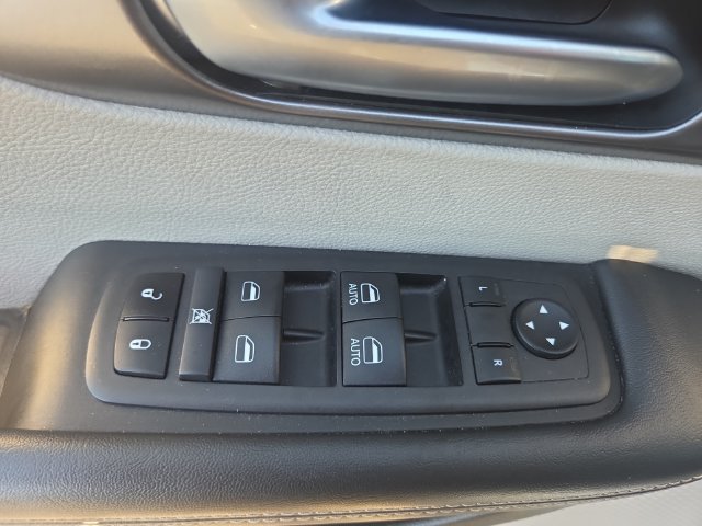 Used 2024 Chrysler Pacifica Touring-L FWD image 17