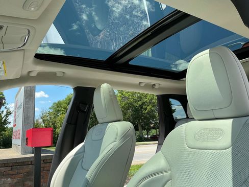 Used 2016 Jeep Cherokee Overland AWD/4WD image 16