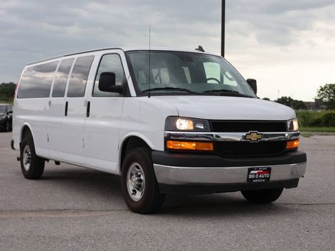 Used 2025 Chevrolet Express 3500 LT w/ LT Preferred Equipment Group RWD image 4