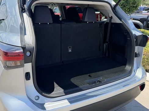 Certified 2025 Toyota Highlander LE FWD image 22