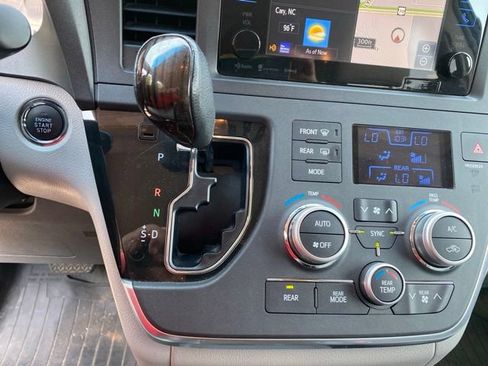 Used 2017 Toyota Sienna XLE w/ XLE Navigation Package AWD/4WD image 21