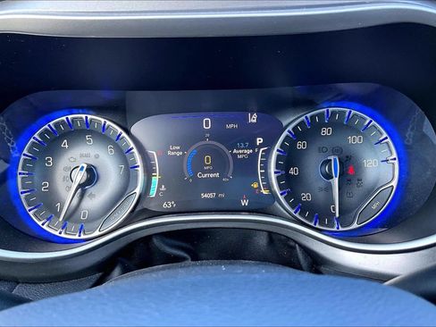 Used 2023 Chrysler Pacifica Touring-L FWD image 12
