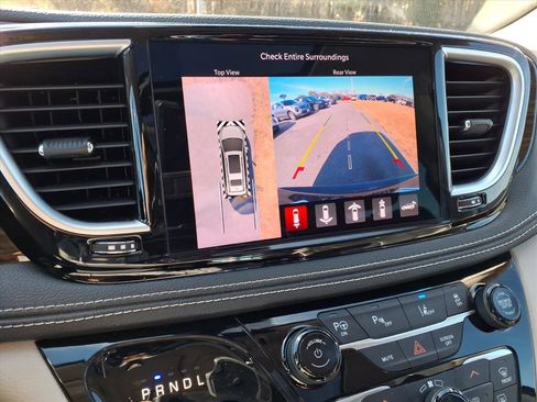 Used 2022 Chrysler Pacifica Limited w/ Uconnect Theater Family Group image 22