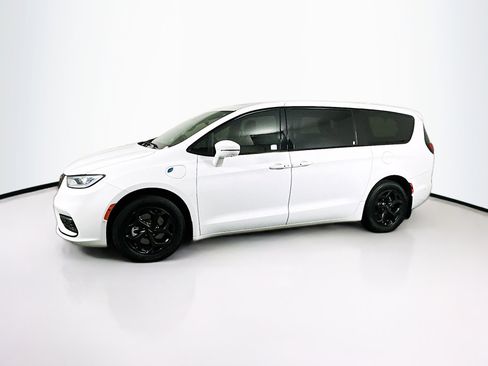 Used 2022 Chrysler Pacifica Limited w/ S Appearance Package image 4