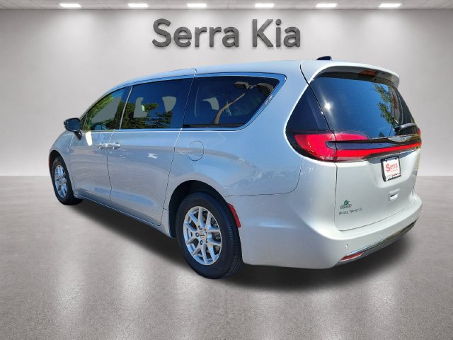 Used 2024 Chrysler Pacifica Touring-L FWD image 3