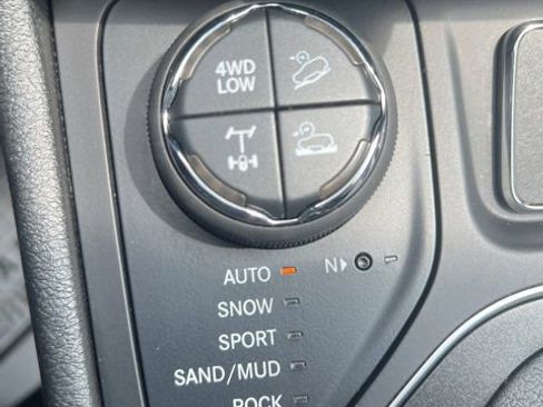 Used 2022 Jeep Cherokee Trailhawk AWD/4WD image 23