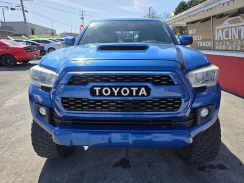 Used 2017 Toyota Tacoma TRD Sport image 2