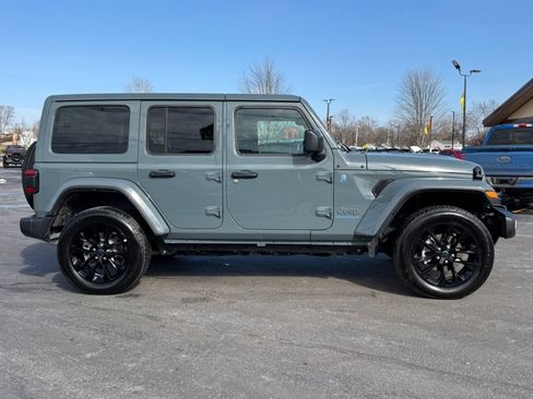 Used 2025 Jeep Wrangler Unlimited Sahara w/ Safety Group image 9