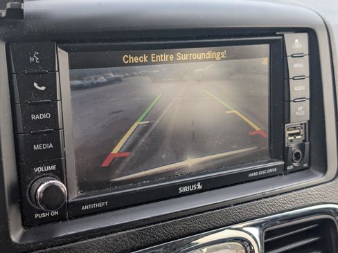 Used 2016 Chrysler Town & Country Touring FWD image 11