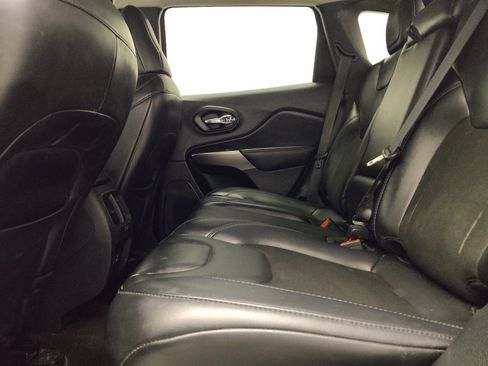 Used 2021 Jeep Cherokee Latitude Plus FWD image 18