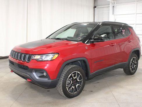 Used 2025 Jeep Compass Trailhawk image 4