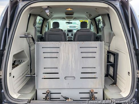 Used 2009 Chrysler Town & Country LX FWD image 23