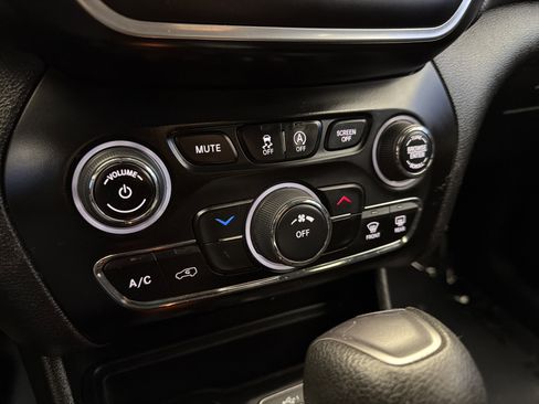 Used 2021 Jeep Cherokee Latitude image 20