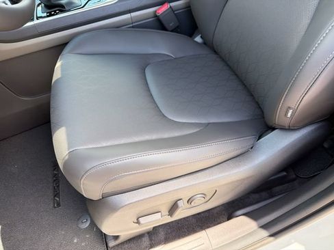 New 2026 Kia Carnival EX FWD image 18