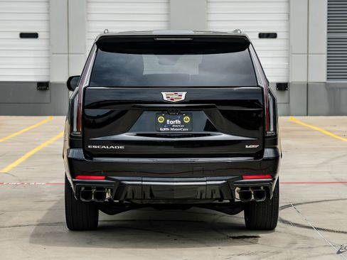 Used 2025 Cadillac Escalade V AWD/4WD image 12