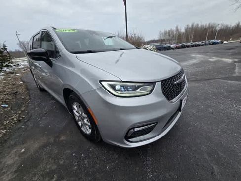 Used 2024 Chrysler Pacifica Touring-L FWD image 8