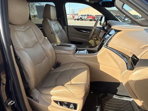Used 2018 Cadillac Escalade ESV Platinum AWD/4WD image 25