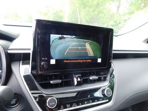 Used 2024 Toyota Corolla Cross XLE w/ Convenience Package image 11