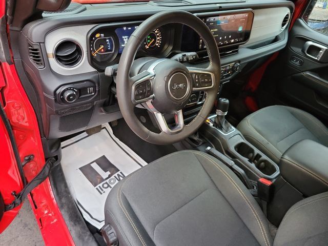Used 2025 Jeep Wrangler Unlimited Sahara AWD/4WD image 11