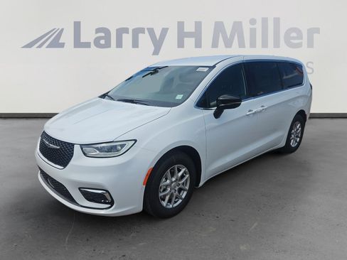 New 2026 Chrysler Pacifica Select image 1