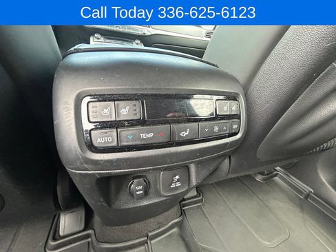 Used 2022 Hyundai Palisade Limited w/ Winter Package FWD image 18