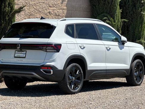 New 2026 Volkswagen Taos SE FWD image 4