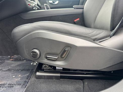 Certified 2025 Volvo XC60 B5 Core image 25