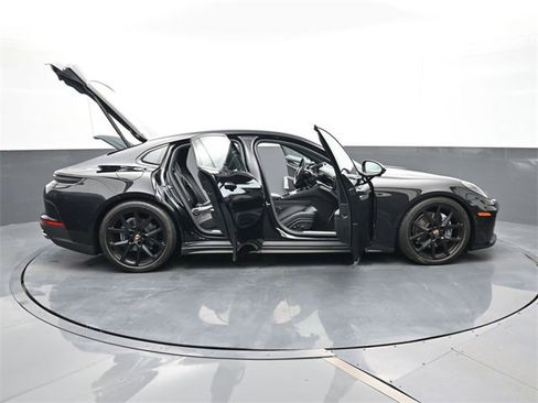 Used 2024 Porsche Panamera 4 image 32