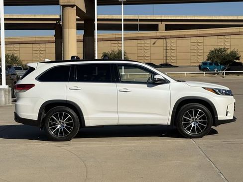Used 2017 Toyota Highlander SE image 3