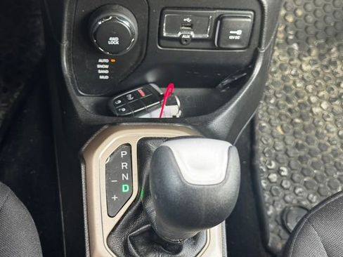 Used 2016 Jeep Renegade Latitude w/ Cold Weather Group image 37