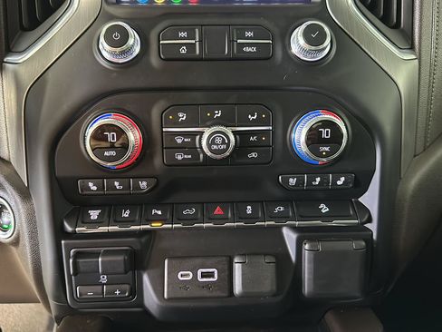 Used 2022 GMC Sierra 3500 Denali w/ Denali Ultimate Package AWD/4WD image 17