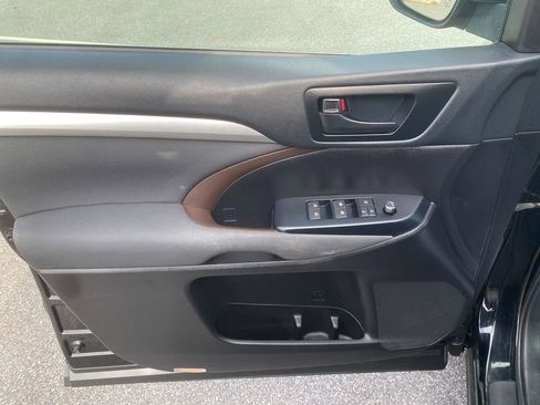 Used 2019 Toyota Highlander LE image 11