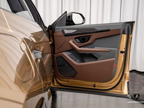 Used 2025 Lamborghini Urus SE image 39