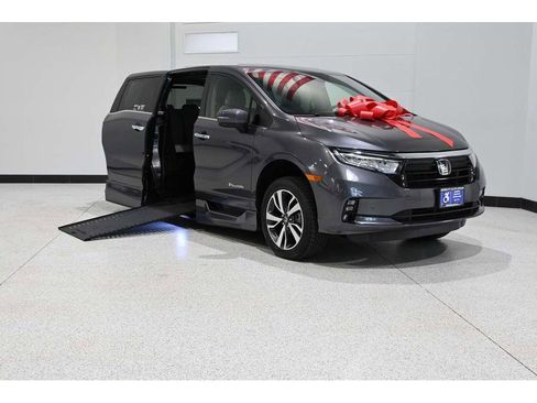 Used 2023 Honda Odyssey Touring image 2