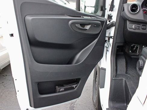 Used 2025 Mercedes-Benz Sprinter 2500 image 8