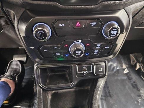Used 2018 Jeep Renegade Altitude FWD image 16