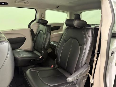 Used 2024 Chrysler Pacifica Touring-L image 24