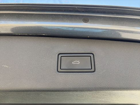 Used 2024 Volkswagen Tiguan SE image 11