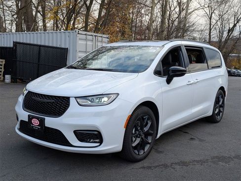 New 2026 Chrysler Pacifica Limited w/ S Appearance Package image 8