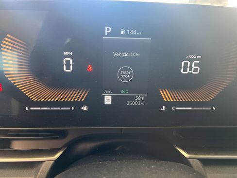 Used 2025 Kia Carnival EX image 3