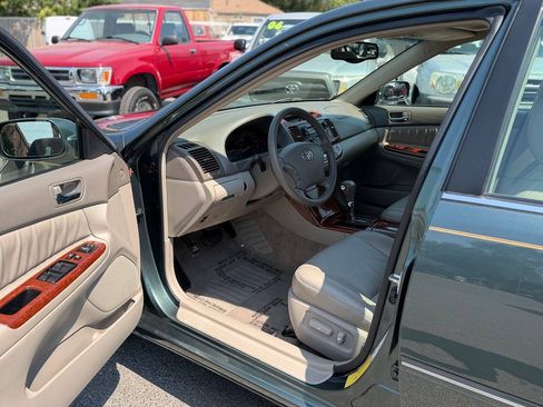 Used 2006 Toyota Camry XLE w/ VSC & Side Airbag Pkg FWD image 2