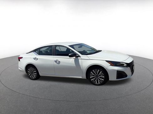 Used 2025 Nissan Altima 2.5 SV FWD image 2
