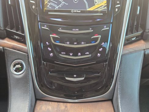 Used 2016 Cadillac Escalade Luxury AWD/4WD image 19