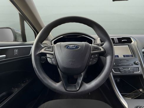 Used 2020 Ford Fusion SE image 13