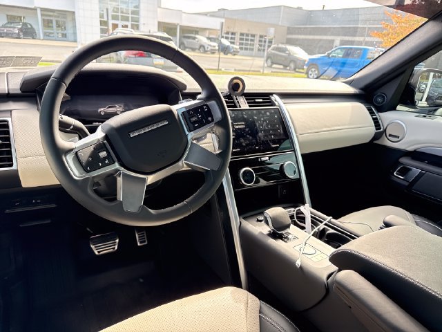 Used 2024 Land Rover Discovery Dynamic SE AWD/4WD image 14